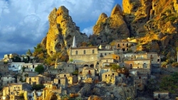 Italy: 'Làng ma' nhiều năm không người ở... hút khách du lịch