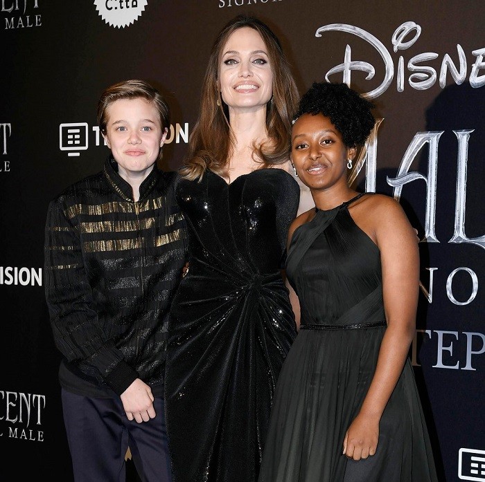 Shiloh Jolie-Pitt sinh năm 2006, là con gái đầu lòng của cặp Angelina Jolie và Brad Pitt. Từ nhỏ, Shiloh đã gắn liền với phong cách tomboy cá tính. Khi dự ra mắt phim 'Maleficent 2' với mẹ cách đây 2 năm, cô bé vẫn diện đồ nam tính theo phong cách quen thuộc. (Nguồn: PA)