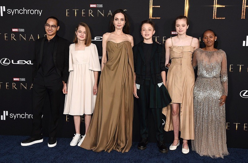 Trước đó, tại buổi ra mắt phim 'The Eternals' khác diễn ra ngày 18/10, Shiloh Jolie-Pitt mặc lại bộ váy Gabriela Hearst mà Angelina Jolie từng diện trong chuyến đi tới Paris tháng 7/2021. (Nguồn: Shutterstock)