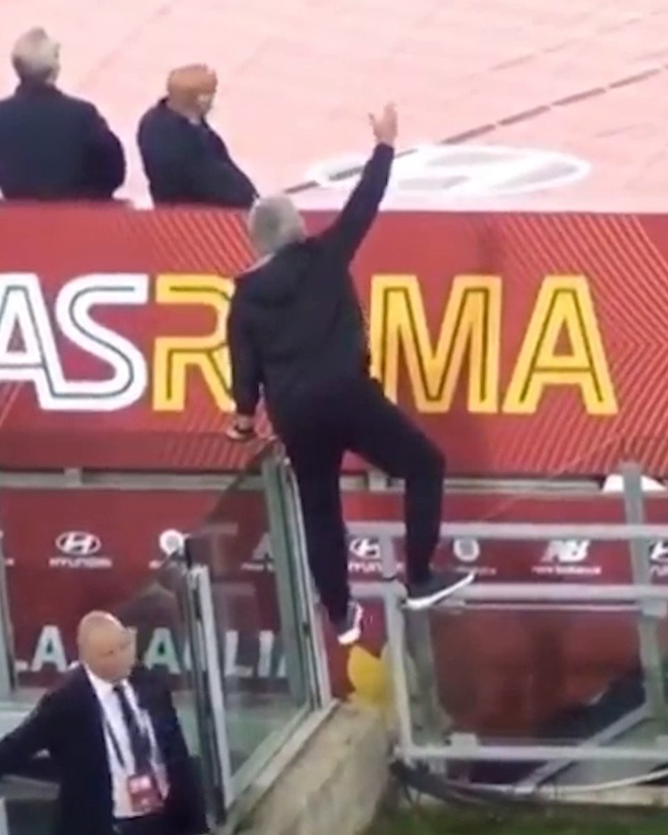 Cách mà HLV Mourinho thể hiện sự tận tụy với AS Roma sau khi phải nhận thẻ đỏ