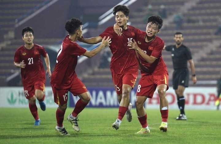 U17 Việt Nam tạm dẫn đầu bảng F vòng loại U17 châu Á 2002