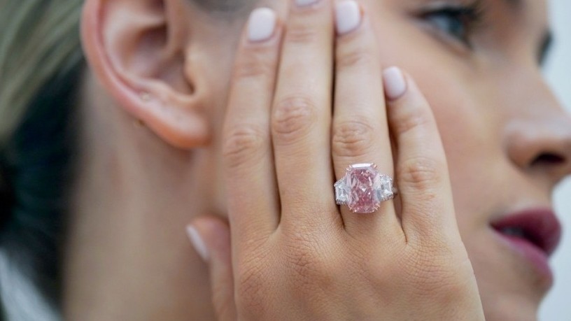 Viên kim cương hồng quý hiếm được bán với giá gần 58 triệu USD