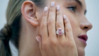 Viên kim cương hồng quý hiếm được bán với giá gần 58 triệu USD