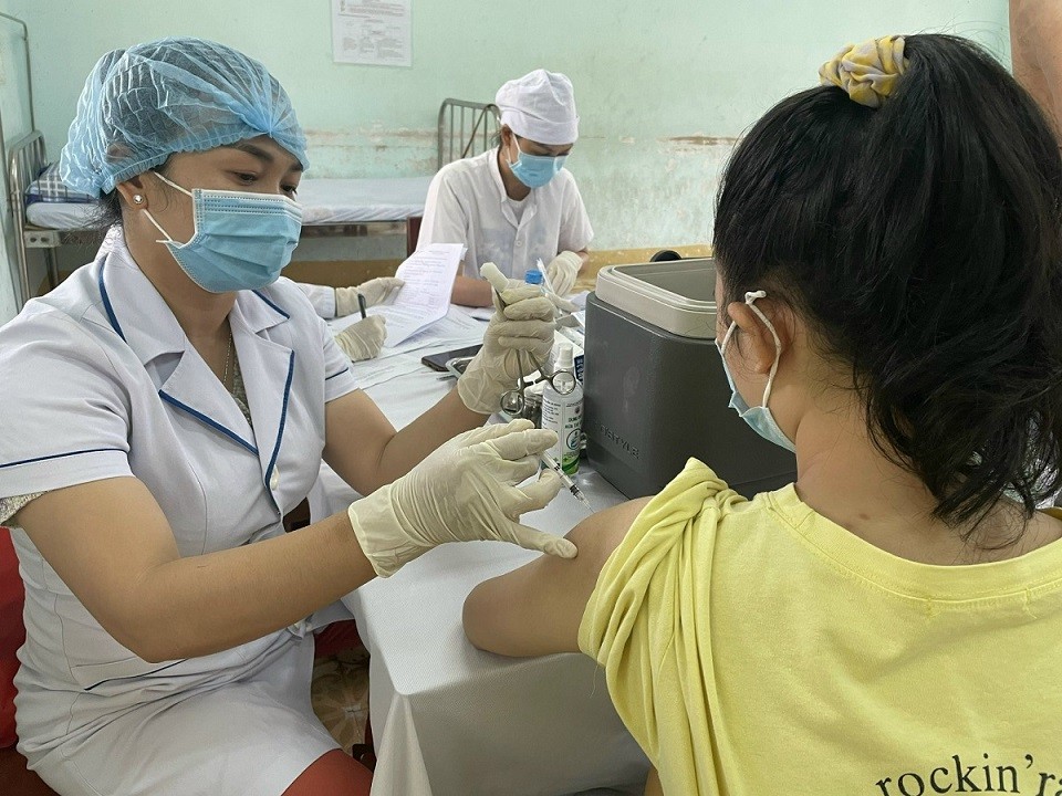 Tiêm vaccine Covid-19 cho trẻ từ 12- dưới 18 tuổi tại tỉnh Phú Yên. (Ảnh: Thái Bình)
