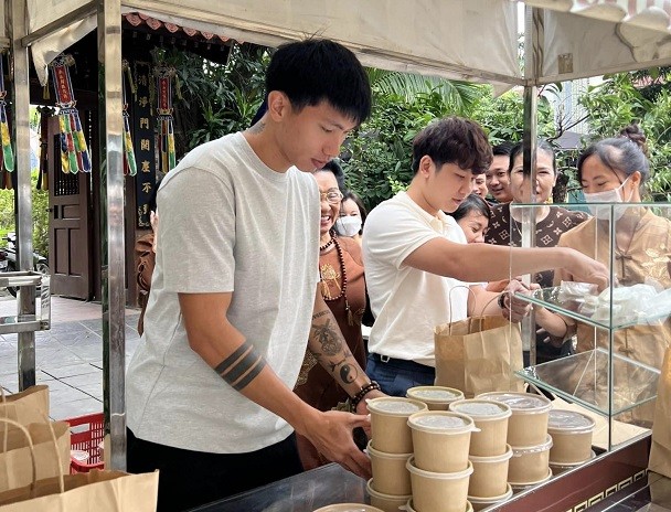 Đoàn Văn Hậu và bạn gái Doãn Hải My phát cơm chay từ thiện