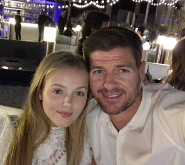 Aston Villa: Nhan sắc tuổi 18 của cô con gái HLV Steven Gerrard