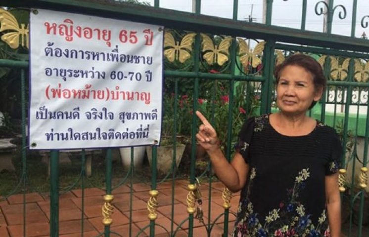 Thái Lan: Cụ bà U70 treo biển tìm bạn trai