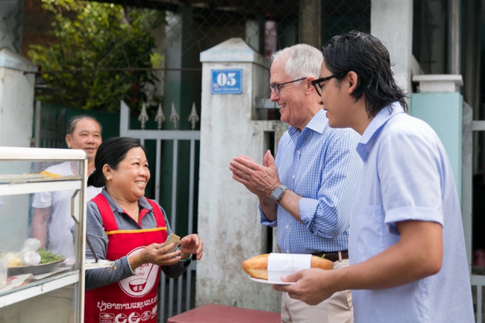 thu tuong australia thuong thuc banh mi via he o da nang