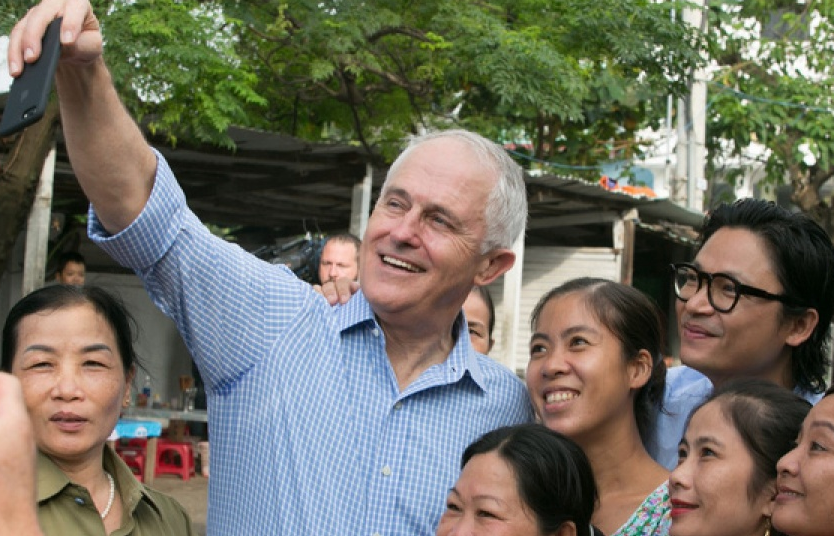 Thủ tướng Australia thưởng thức bánh mì vỉa hè ở Đà Nẵng