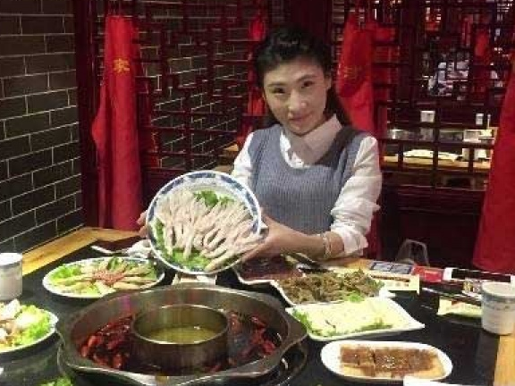 Trung Quốc: Cô gái ăn gần hai chục đĩa mỳ trong chớp mắt