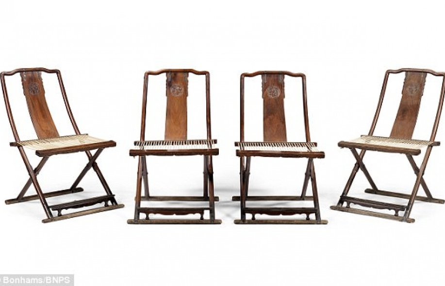 Bộ ghế gấp làm từ gỗ sưa có giá…160 tỷ đồng
