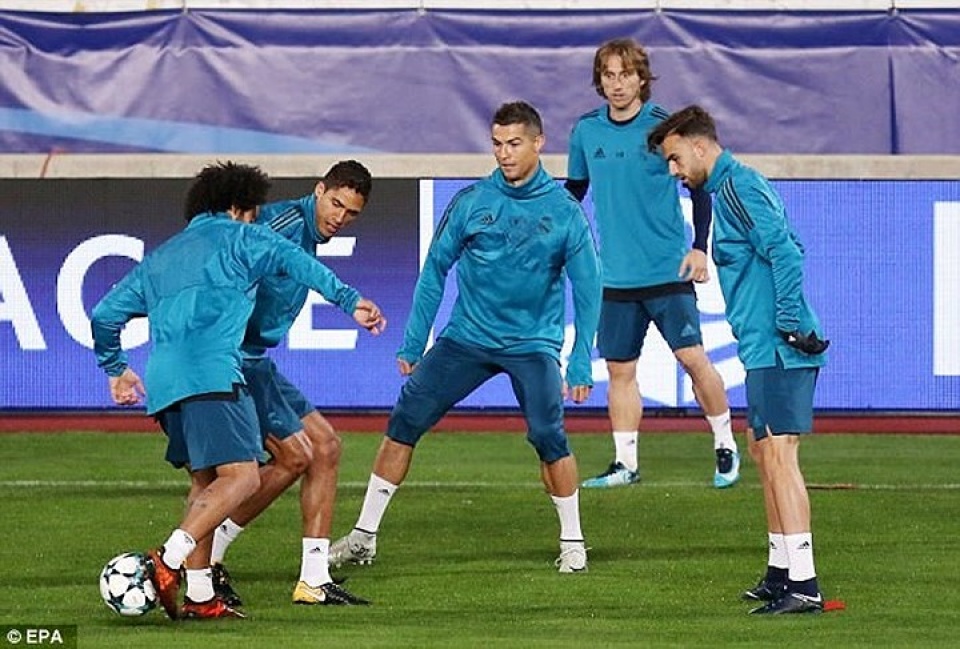 dan sao real madrid dam chieu tren san tap truoc tran gap apoel