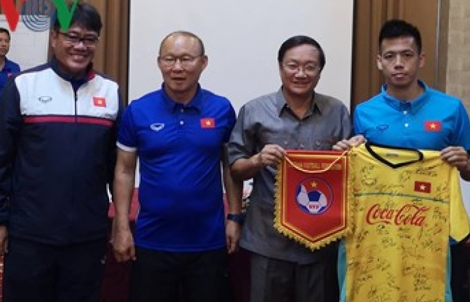 Đội tuyển Việt Nam được tặng thưởng 4.000 USD trên đất Lào