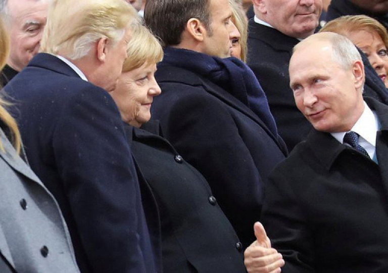 Kiểu chào riêng của ông Putin dành cho ông Trump khi ở Paris
