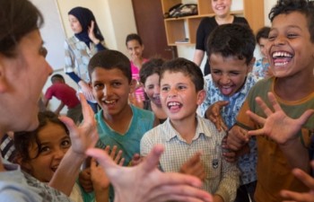 Hạnh phúc vỡ òa của trẻ em tị nạn Syria khi được đến trường