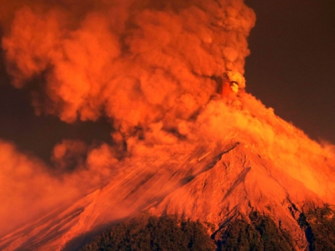 Kinh hoàng cảnh núi lửa phun trào đỏ rực ở Guatemala