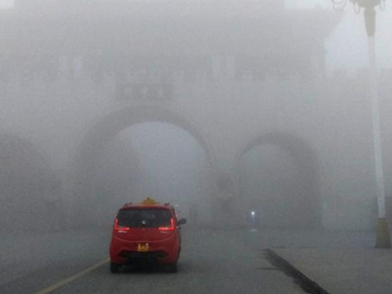 Trung Quốc ban bố tình trạng báo động "da cam" do sương mù dày đặc