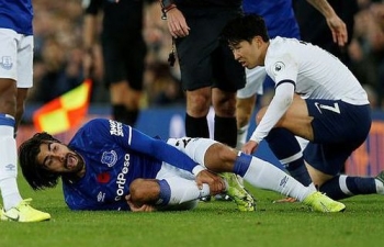 Son Heung-min bật khóc sau khi làm gãy cổ chân cầu thủ Everton