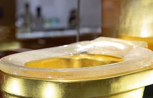 Trung Quốc: Toilet vàng 1,3 triệu USD đính 41.000 viên kim cương gây xôn xao