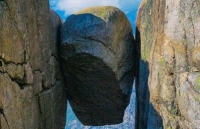 'Sợ lạnh gáy' với những bức ảnh sống ảo tại hòn đá khổng lồ kẹt giữa vực sâu gần 1.000 m