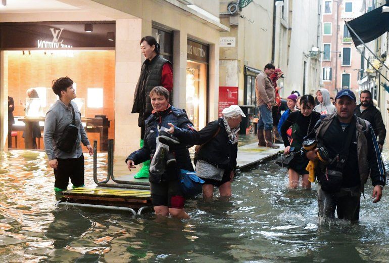 italy venice huyen thoai co the chim trong nuoc lu