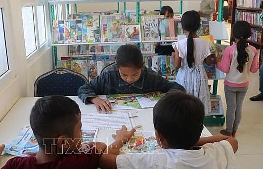 Việt Nam tặng 500 đầu sách cho Thư viện tỉnh Kampong Speu của Campuchia