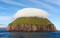 Hòn đảo 'đội mây' nằm giữa đại dương như trong chuyện cổ tích