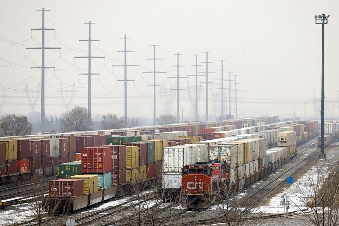 canada thieu hut propane tram trong do nhan vien duong sat dinh cong