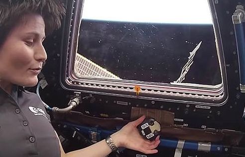 Vật thể bí ẩn bất ngờ xuất hiện sau lưng phi hành gia trên trạm ISS