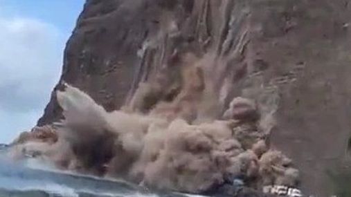 Khoảnh khắc kinh hoàng: Vách đá khổng lồ sụp xuống ngay trước mặt du khách