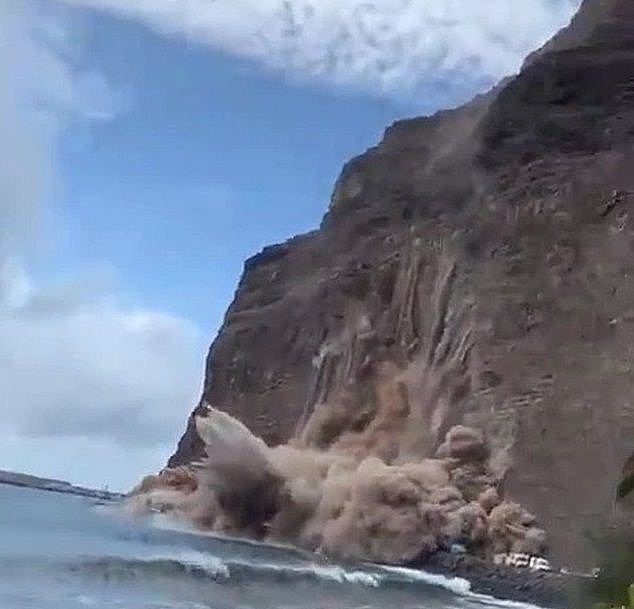Đoạn phim ghi lại khoảnh khắc phần lớn vách đá nứt dần rồi sụt xuống ngay chỗ một số đoàn lữ hành đang đậu xe trên bãi biển. (Nguồn: Twitter)