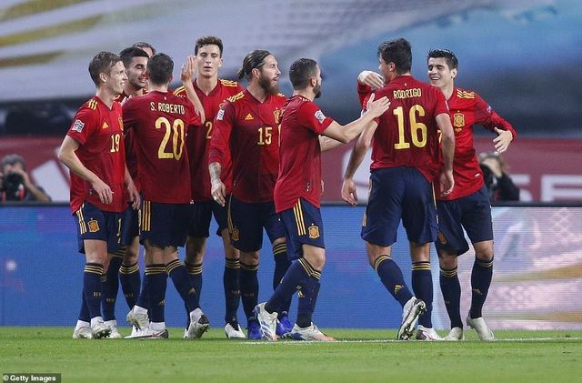 Cầu thủ Tây Ban Nha chia vui với Rodri sau bàn thắng nâng tỷ số lên 3-0 ở phút 38.