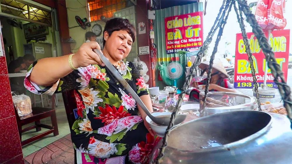 Du khách Mỹ thích thú thưởng thức món chào lòng độc đáo của Việt Nam