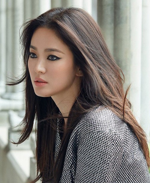 Cách makeup mắt mèo giúp Song Hye Kyo trông sắc sảo hơn, tuy nhiên cũng có phần 'dữ', đôi mắt có cảm giác bé lại.