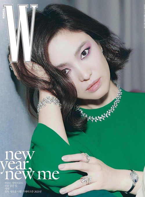 Vài năm gần đây, Song Hye Kyo tích cực thay đổi cách làm đẹp theo xu hướng cá tính, đặc biệt là trong các bộ ảnh thời trang, quảng cáo.