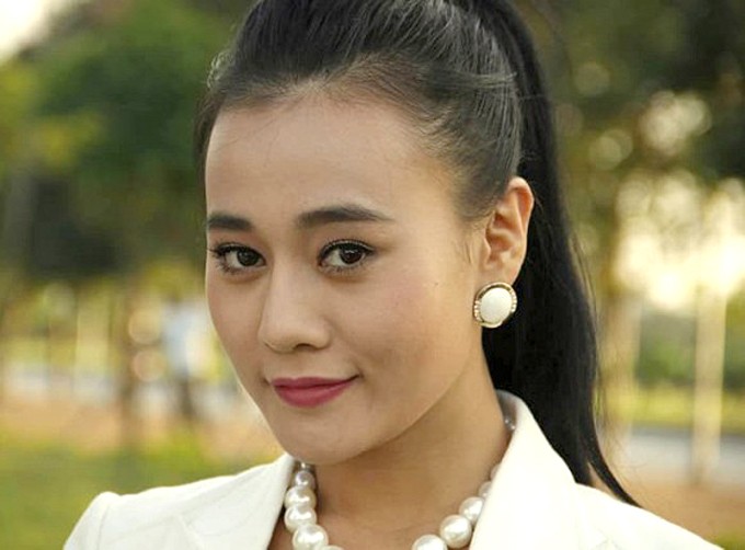 Phương Oanh bước chân vào lĩnh vực nghệ thuật với vai trò người mẫu, sau đó lấn sân sang lĩnh vực phim ảnh. Thời mới vào nghề, nữ diễn viên sinh năm 1989 có dung mạo ưa nhìn.