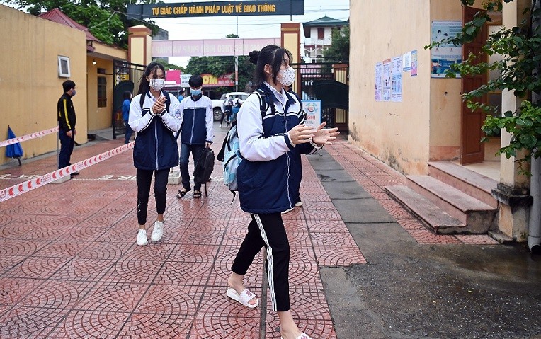 Hôm nay là ngày đầu học sinh trường THCS Tây Đằng (Ba Vì, Hà Nội) được trở lại trường sau hơn 6 tháng nghỉ vì đại dịch Covid-19. (Ảnh: Việt Linh/Zing.vn)