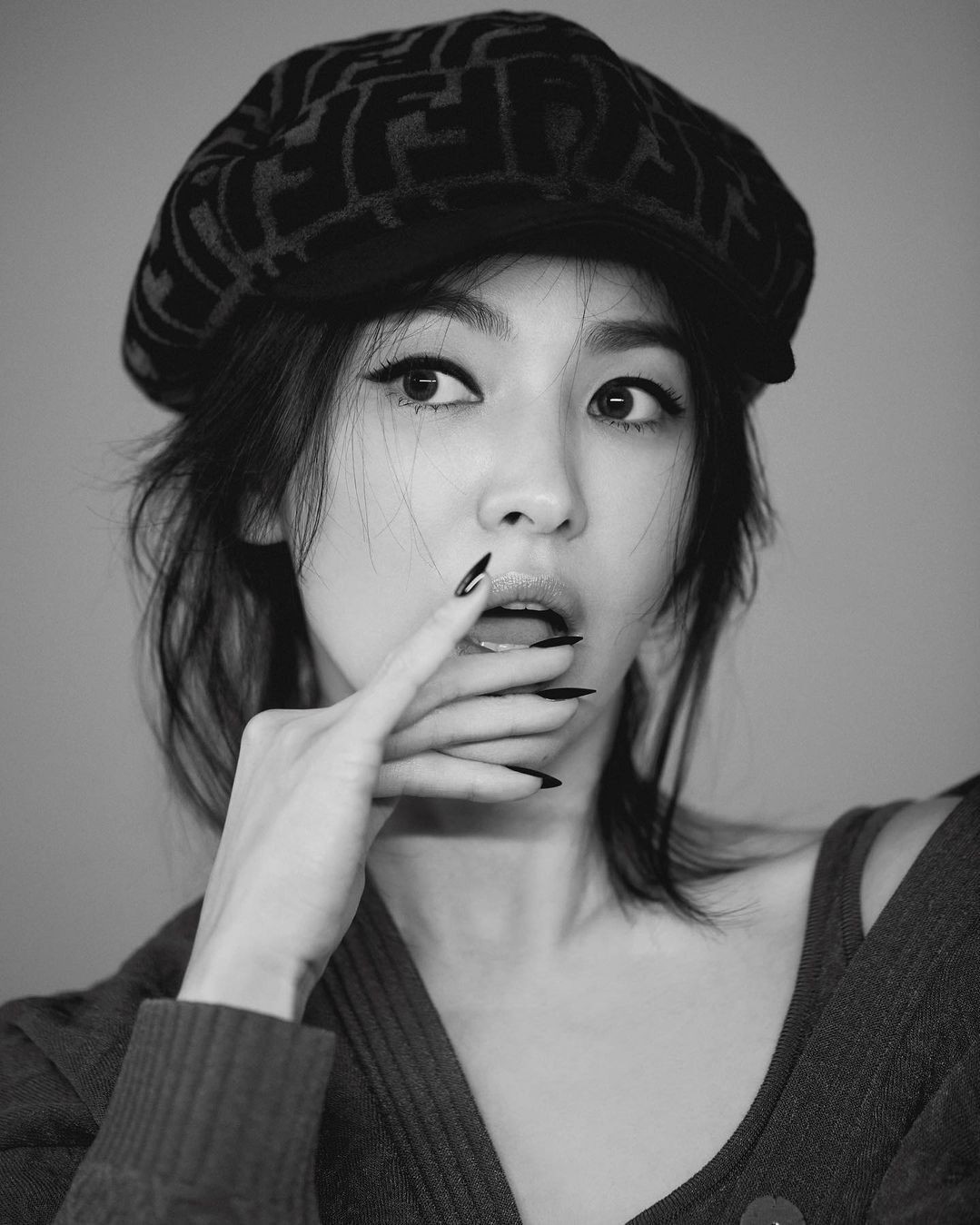 Song Hye Kyo mặc hàng hiệu khoe đường cong