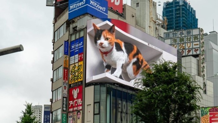 Nhật Bản: Biển quảng cáo công nghệ mới thu hút người xem 'ngồi vỉa hè, xem đi xem lại'