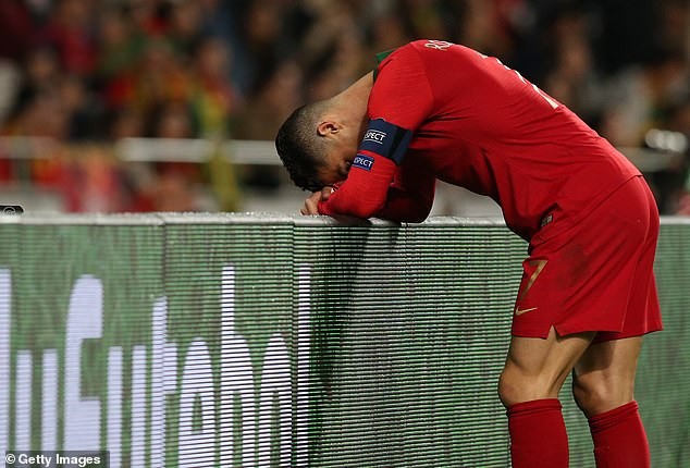 World Cup 2022: Ronaldo 'sốc nặng' khi Bồ Đào Nha mất ngôi đầu bảng A vòng loại châu Âu