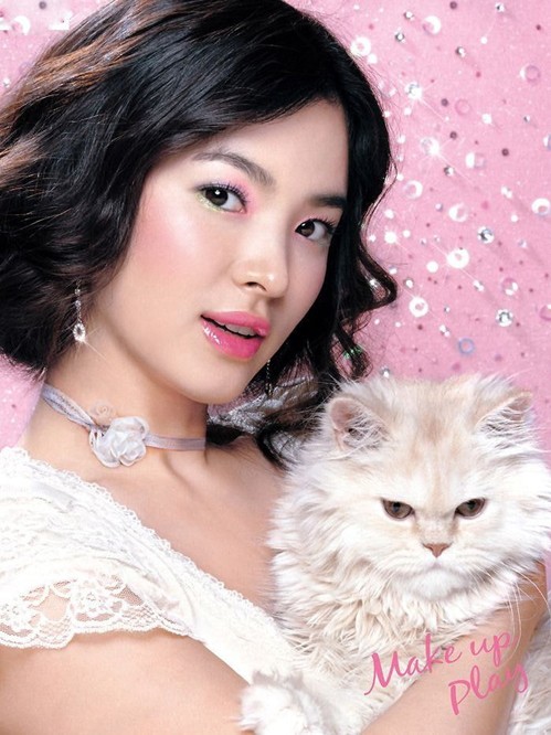 Mạng xã hội và báo chí Trung Quốc gần đây lục lại những bức ảnh quảng cáo mỹ phẩm của Song Hye Kyo. Nhờ vẻ đẹp trong sáng, nữ diễn viên nhanh chóng 'lọt mắt xanh' nhiều nhãn hàng khi bắt đầu sự nghiệp diễn xuất. Trong quãng thời gian 2001-2006, hình ảnh Song Hye Kyo gắn liền với vai trò là gương mặt đại diện cho một thương hiệu nổi tiếng Hàn Quốc.