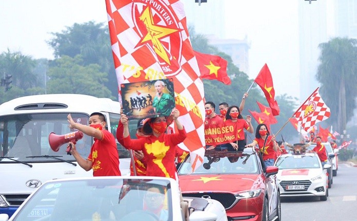 Đặt niềm tin lớn vào đội tuyển Việt Nam, người hâm mộ diễu hành đến sân Mỹ Đình