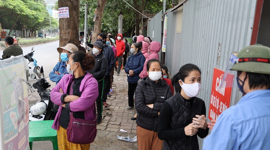 Tiểu thương chợ Quang (Yên Xá, Thanh Liệt, Thanh Trì, Hà Nội) xét nghiệm Covid-19. (Nguồn: Vietnamnet)