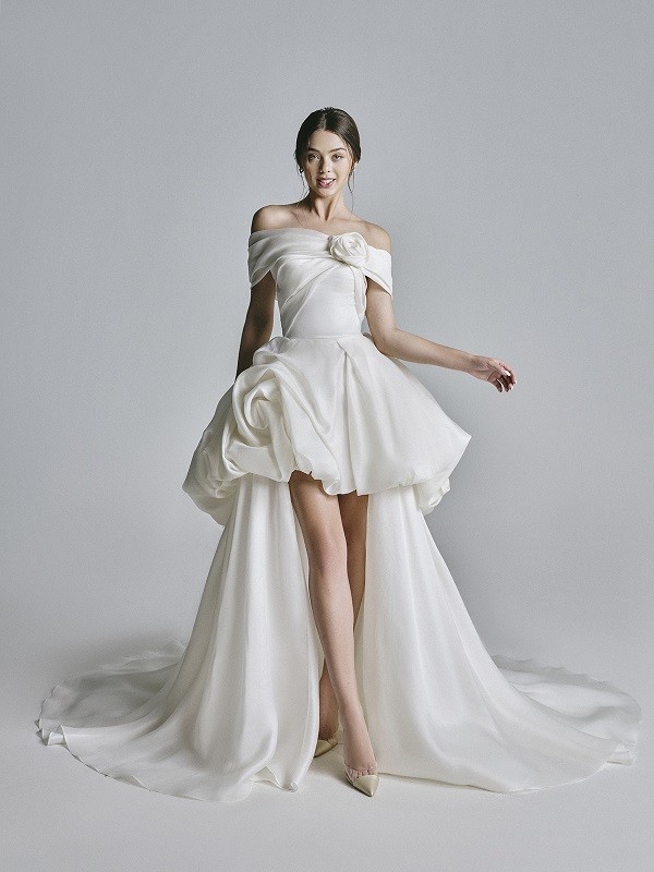 Bạn gái thủ môn Bùi Tiến Dũng gợi ý váy cưới như cổ tích từ nhà mốt Lê Thanh Hòa