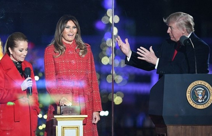 Tổng thống Mỹ và phu nhân thắp sáng cây Giáng sinh quốc gia