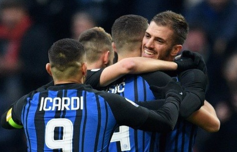 Inter lên ngôi đầu Serie A, AC Milan "rơi" chiến thắng khó tin