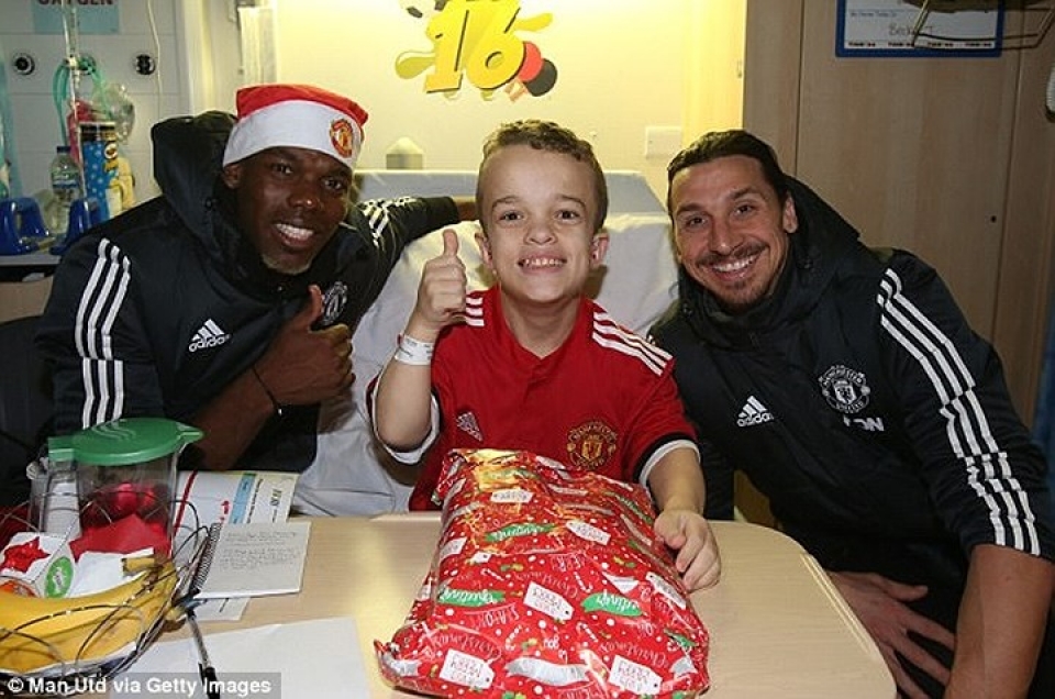 zlatan ibrahimovic sam vai ong gia noel di phat qua giang sinh