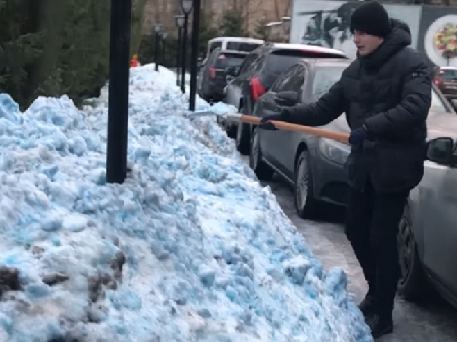 St Petersburg hoảng loạn vì bị phủ kín tuyết màu xanh
