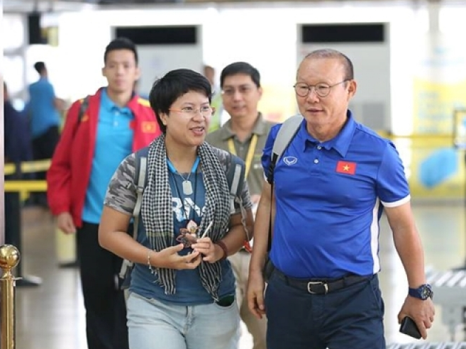Thầy trò HLV Park Hang-seo tươi như hoa trở về Việt Nam