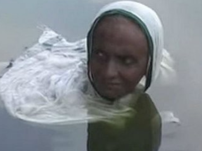 Ấn Độ: Bệnh lạ khiến người phụ nữ 65 tuổi dầm mình 20 năm trong hồ nước